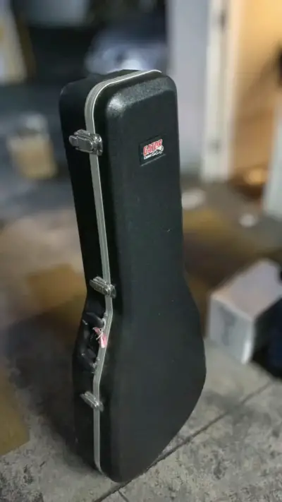 Estuche rígido para guitarra, marca Gator - miniatura 2