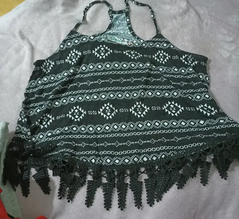 Lote de poleras y tops para mujer en varios estilos - 4