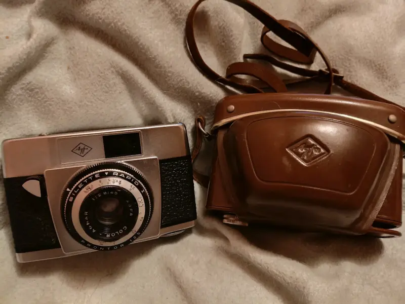 Cámara vintage Agfa Silette con estuche