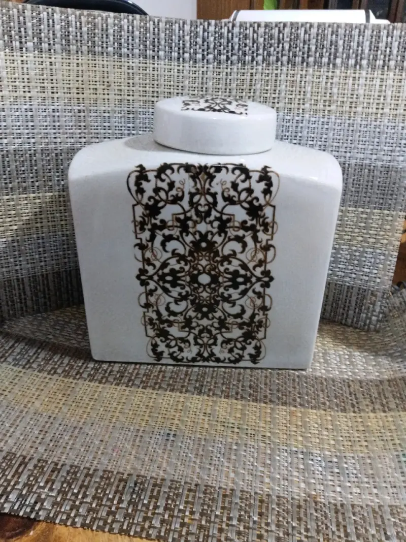 Jarrón de cerámica decorativo con diseño floral - 1