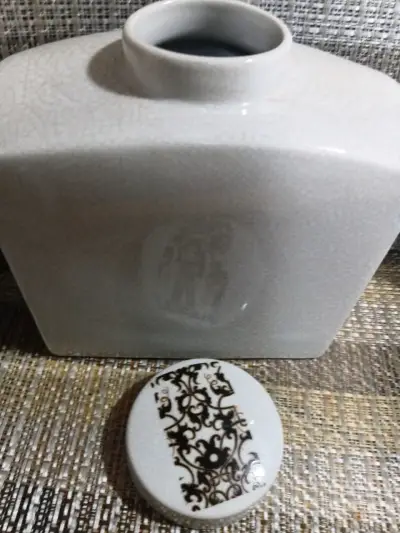 Jarrón de cerámica decorativo con diseño floral - miniatura 4