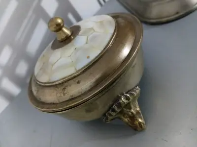 Cajita decorativa de bronce con tapa de nácar - miniatura 2