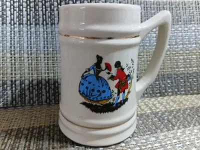 Taza de cerámica con diseño vintage - miniatura 1
