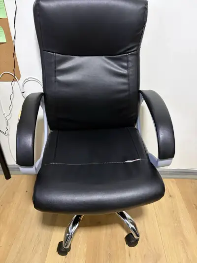 Silla de oficina ergonómica con detalles de u - miniatura 1