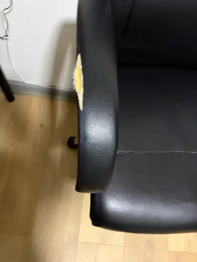 Silla de oficina ergonómica con detalles de u - miniatura 2