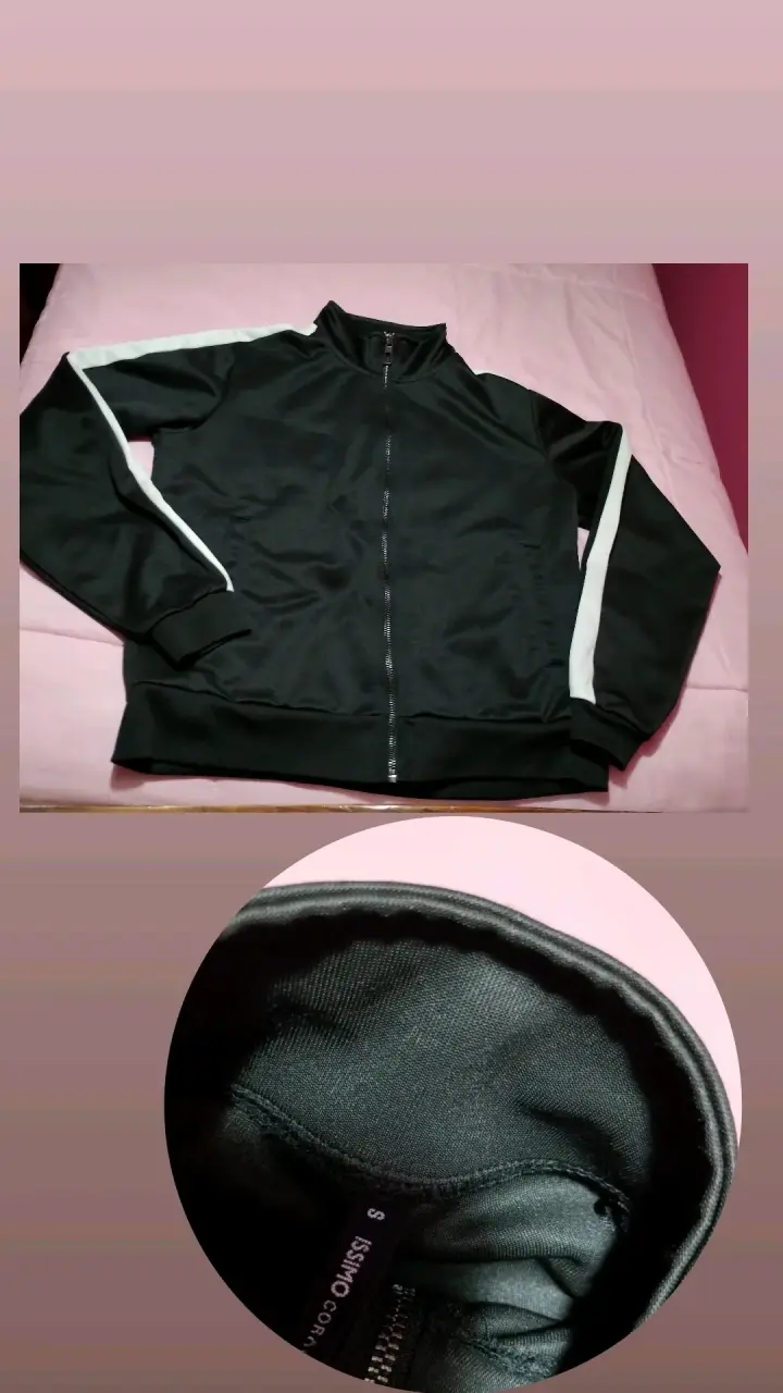 Chaqueta deportiva negra con franjas blancas
