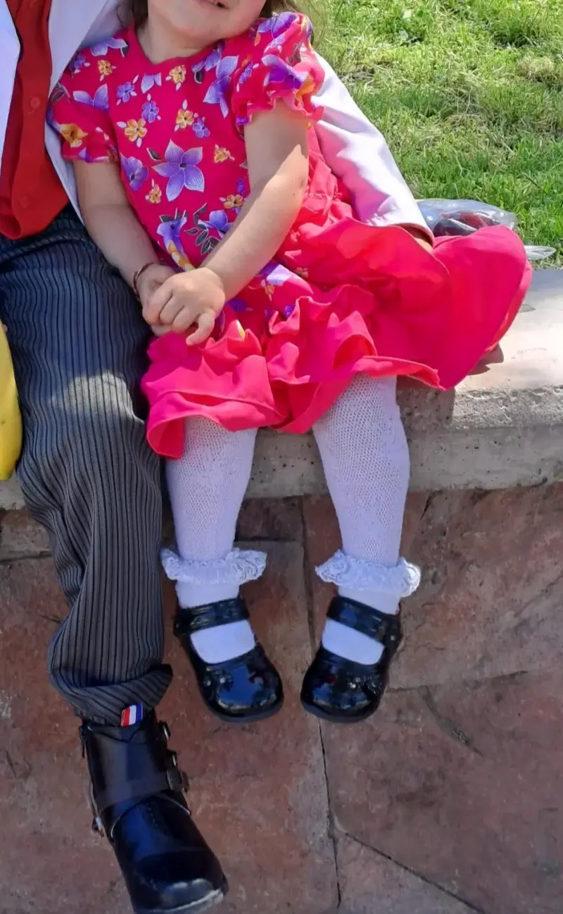Vestido de niña floral rosa con volantes