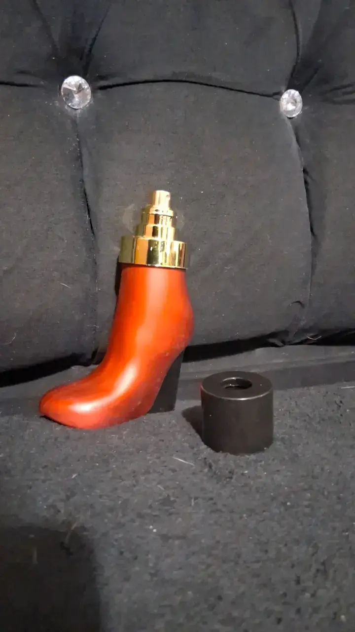 Perfume en forma de bota roja
