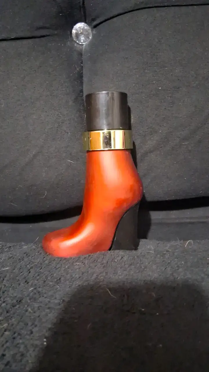 Perfume en forma de bota roja - 2
