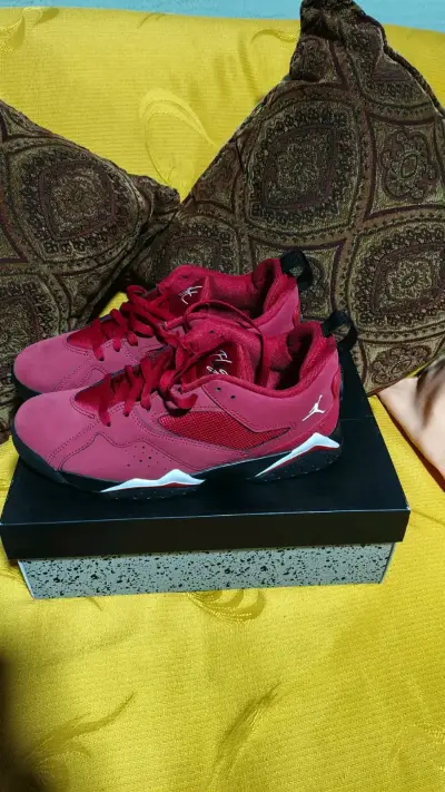 Zapatillas deportivas rojas Nike Air Jordan - miniatura 1