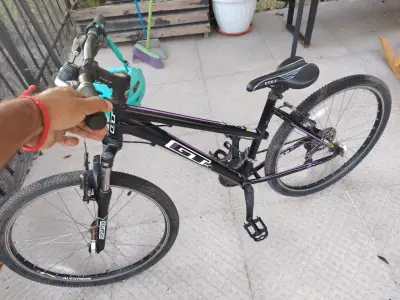 Bicicleta de montaña GT Avalanche negra - miniatura 3