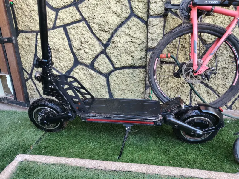 Scooter eléctrico negro con suspensión robusta.