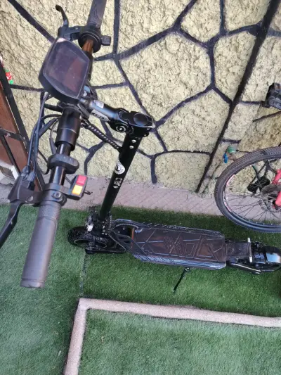 Scooter eléctrico negro con suspensión robusta. - miniatura 2