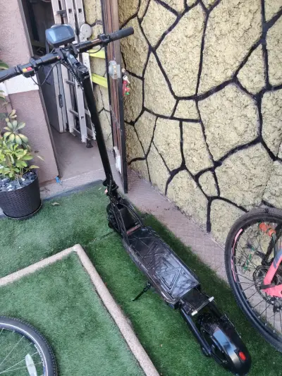 Scooter eléctrico negro con suspensión robusta. - miniatura 3