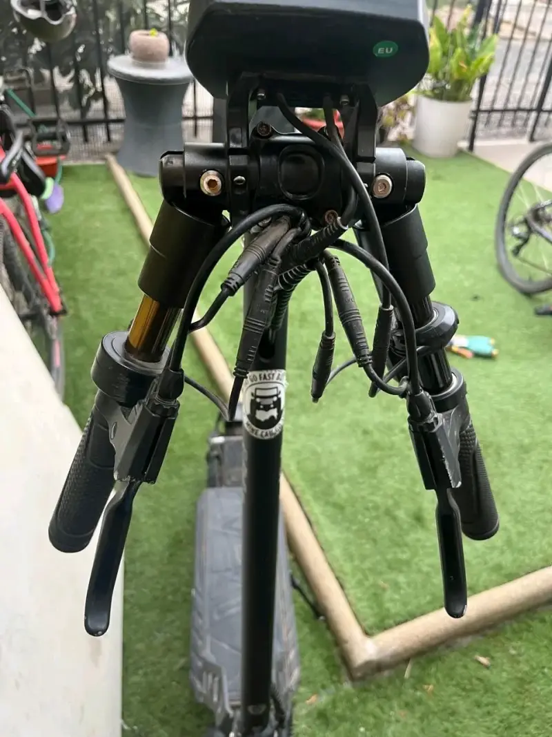 Scooter eléctrico negro con suspensión robusta. - 5