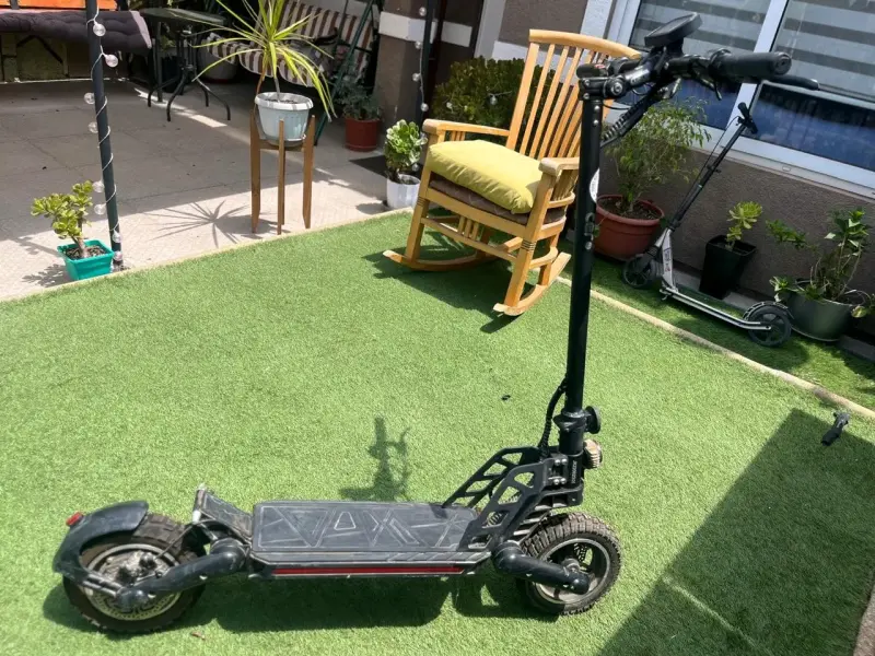 Scooter eléctrico negro con suspensión robusta. - 6