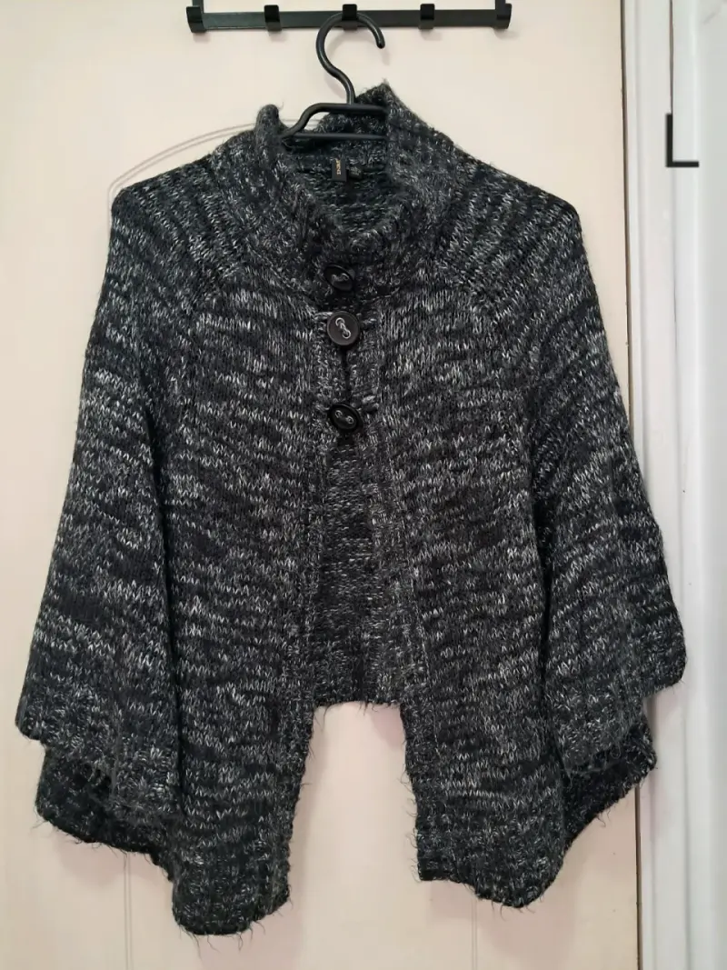 Poncho de punto gris con botones
