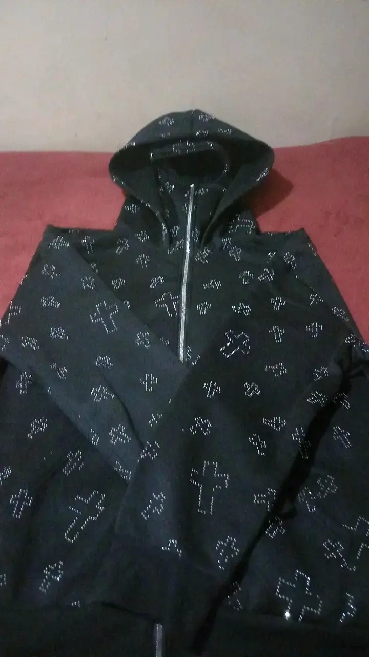 Polerón negro con capucha y diseño de cruces - 1