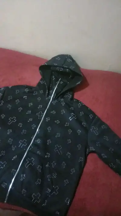 Polerón negro con capucha y diseño de cruces - miniatura 2