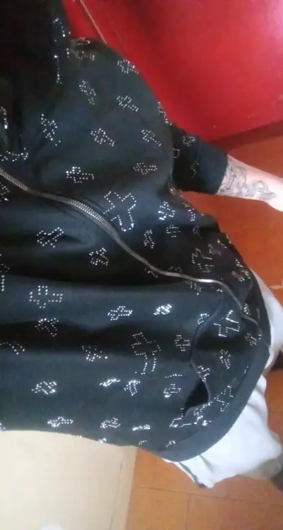 Polerón negro con capucha y diseño de cruces - miniatura 3