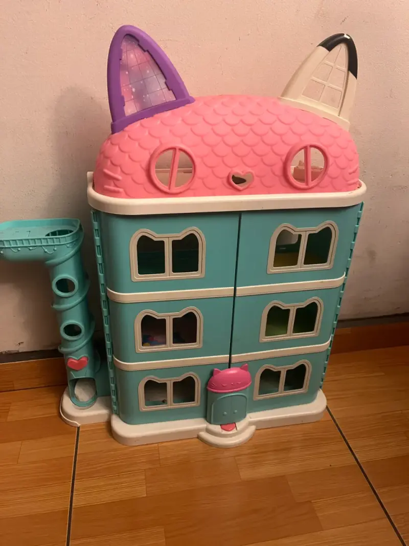 Casa de muñecas con diseño de gato