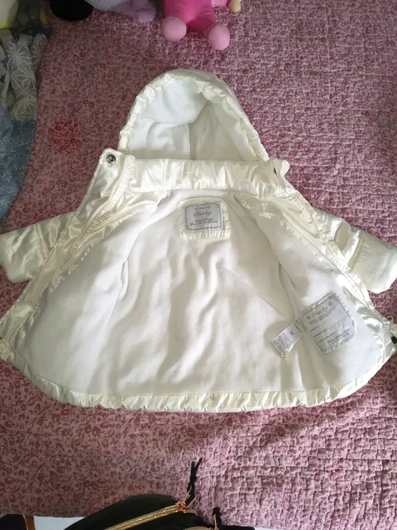 Abrigo blanco para bebé Cheeky con capucha