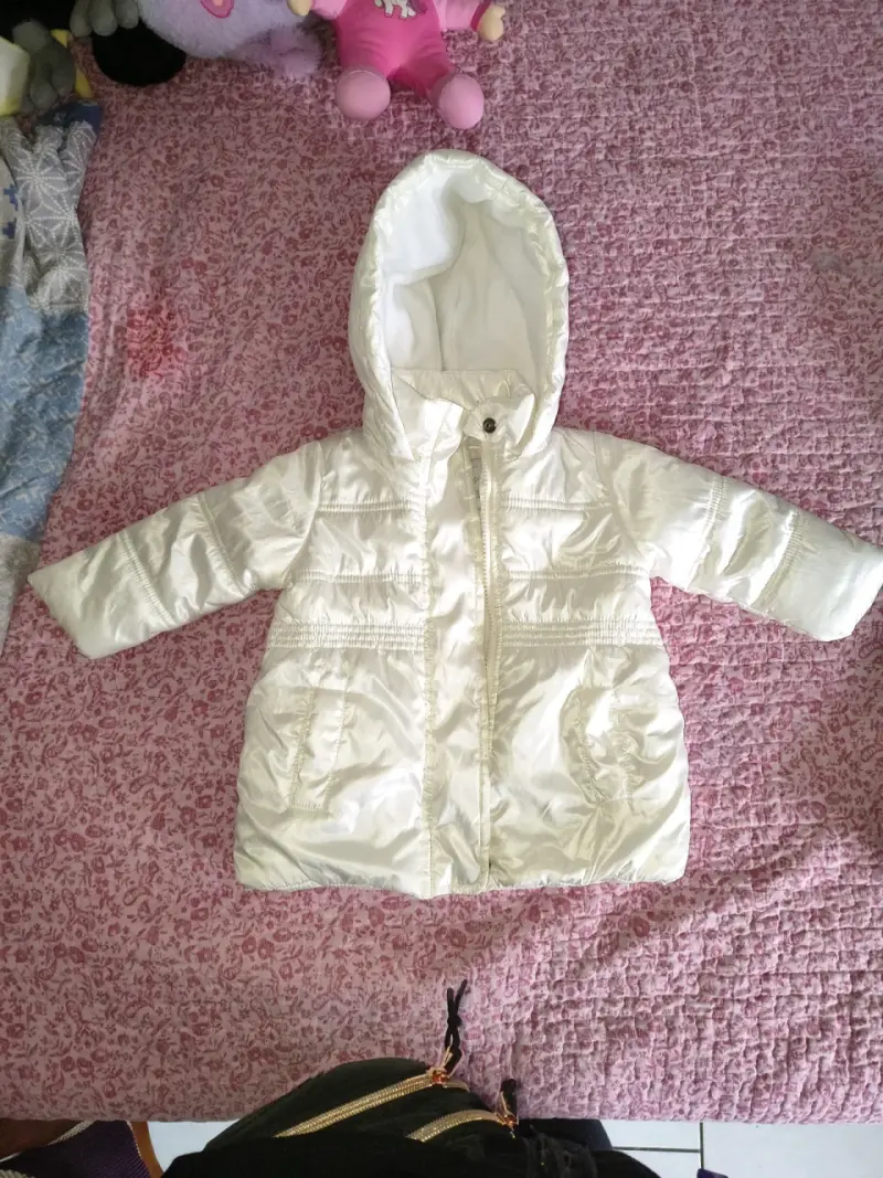 Abrigo blanco para bebé Cheeky con capucha - 2