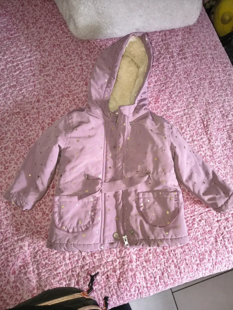 Chaqueta de niña con capucha y forro polar