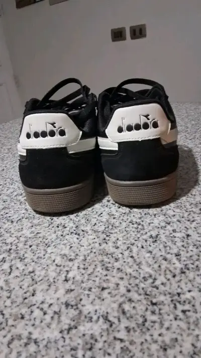 Zapatillas deportivas negras Diadora en buen estado - miniatura 1