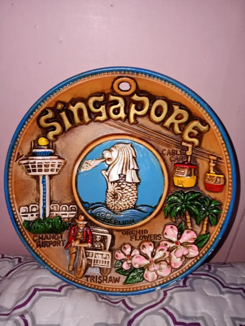 Plato decorativo de Singapur con símbolo Merlion - 1