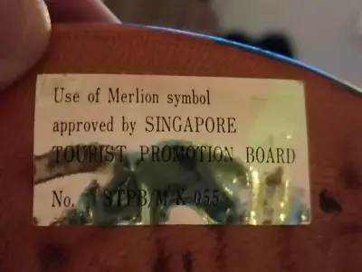 Plato decorativo de Singapur con símbolo Merlion - miniatura 2