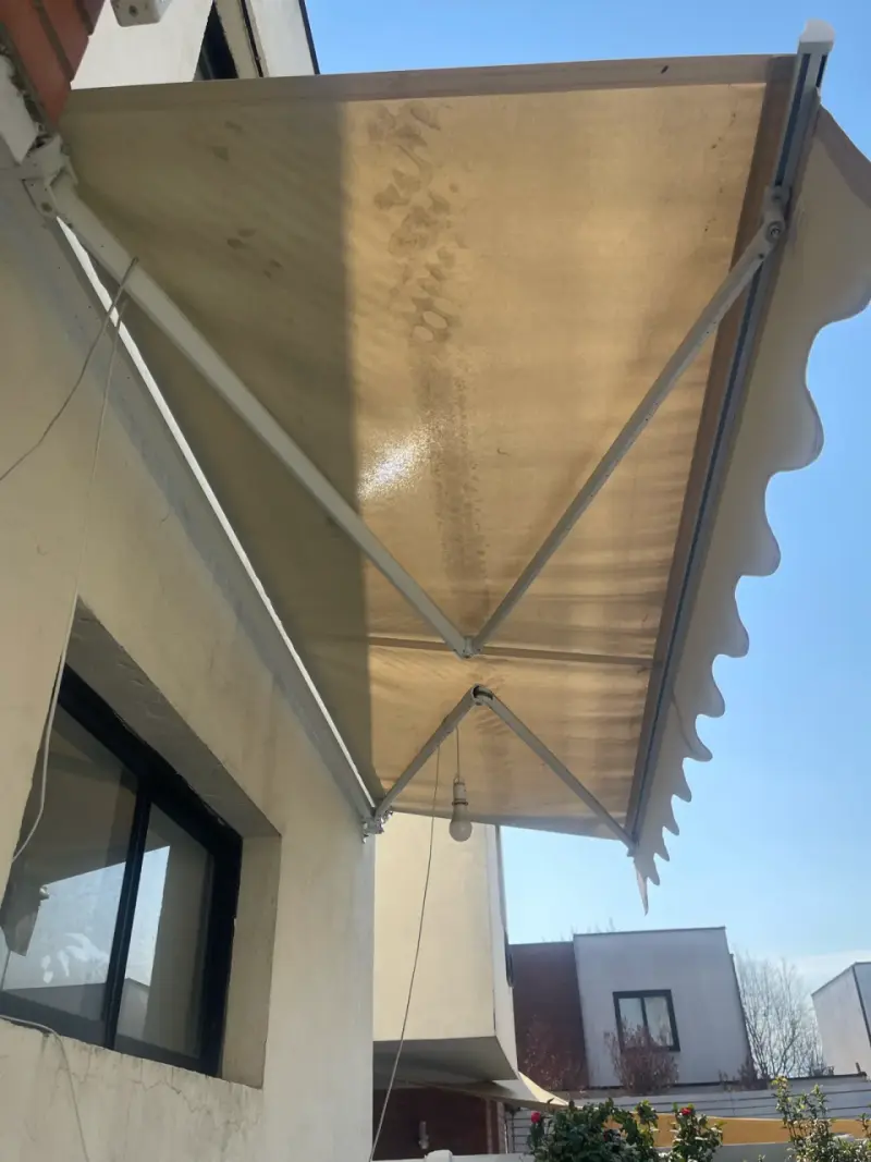 Toldo retráctil beige para terraza - 1