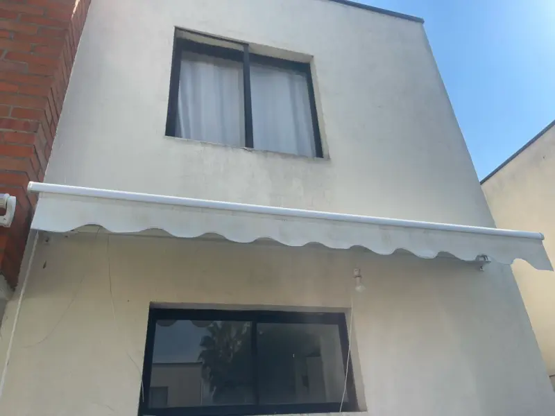 Toldo retráctil beige para terraza - 2