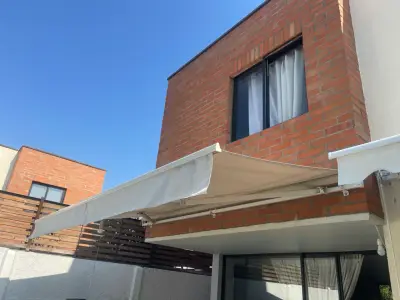 Toldo retráctil beige para terraza - miniatura 3