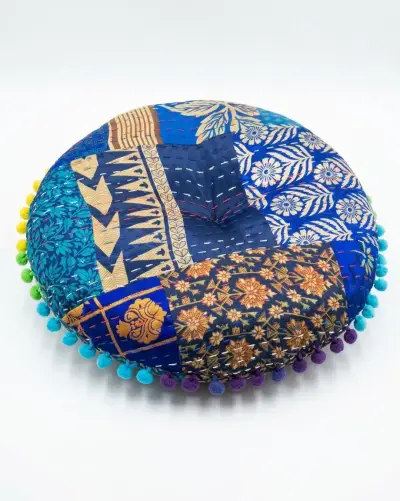Cojín redondo o zafu azul con pompones - miniatura 1