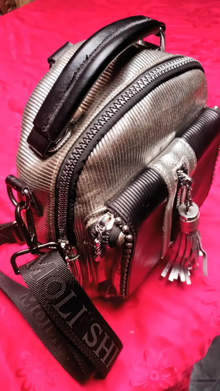 Bolso de mano plateado Moli Shijia con detalles negros