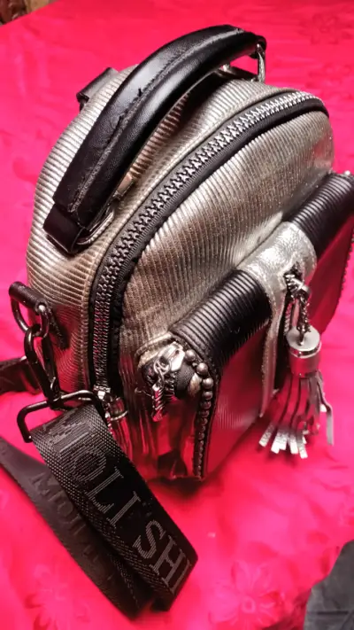 Bolso de mano plateado Moli Shijia con detalles negros - miniatura 1