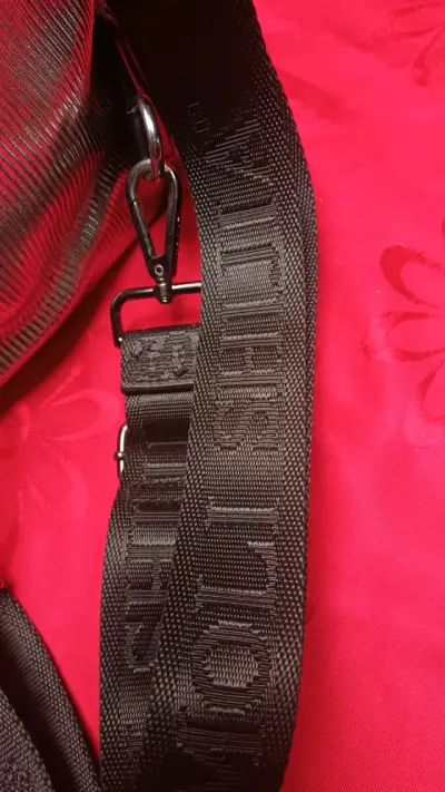 Bolso de mano plateado Moli Shijia con detalles negros - miniatura 4