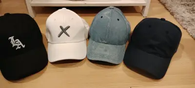 Set de 4 gorras casuales en varios colores - miniatura 1