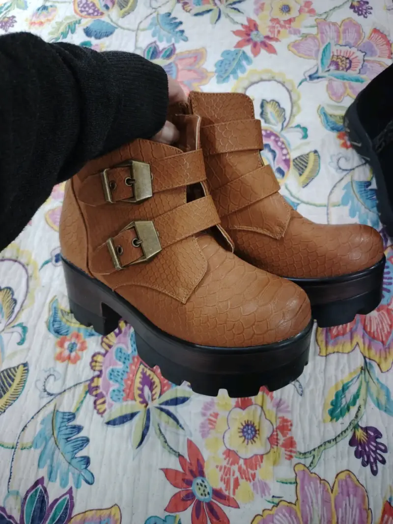 Botines marrón con hebillas