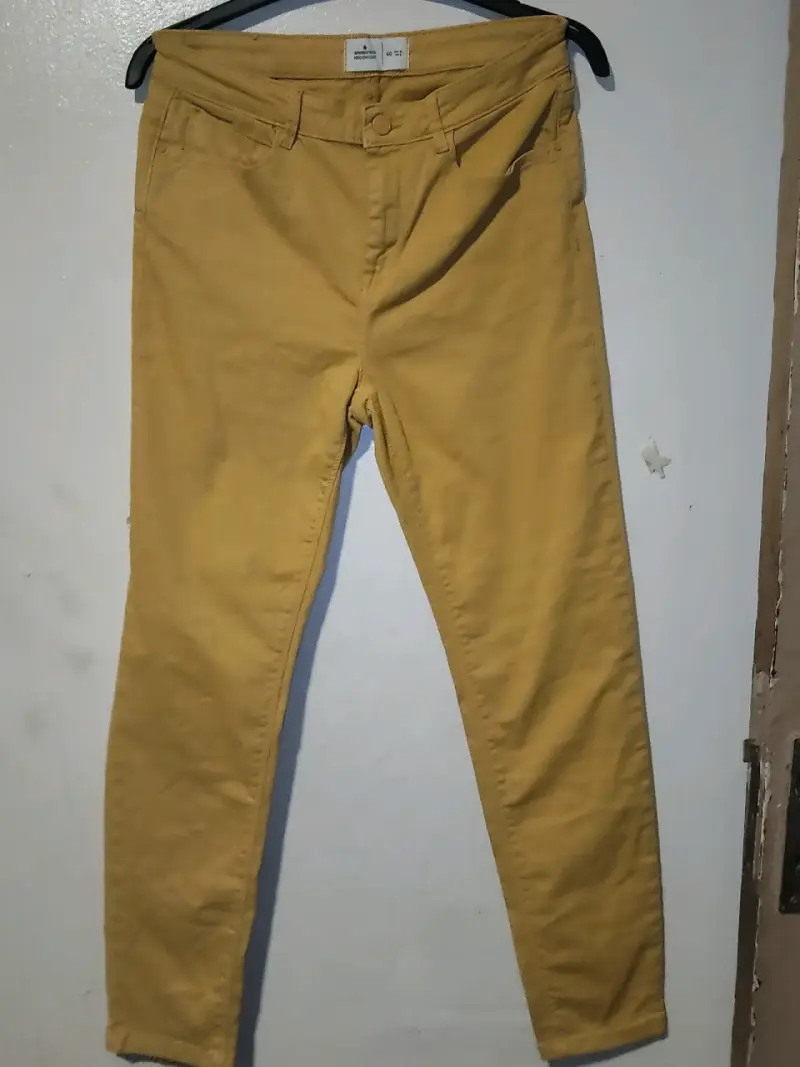 Jeans amarillos ajustados para mujer - 3