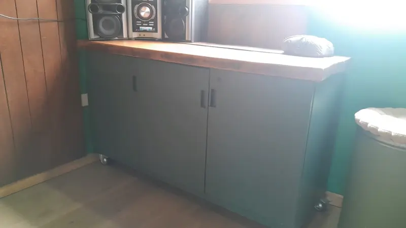 Mueble de almacenamiento con ruedas y puertas - 1
