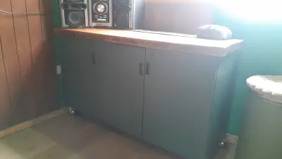 Mueble de almacenamiento con ruedas y puertas - miniatura 1