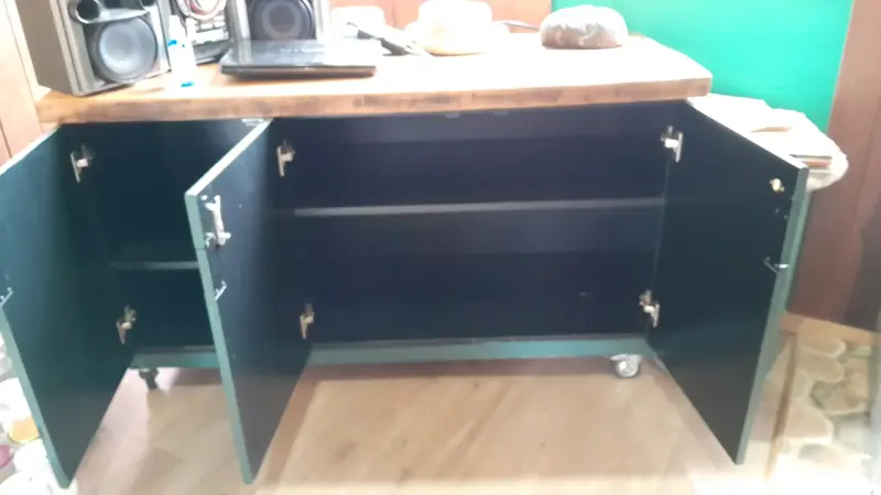 Mueble de almacenamiento con ruedas y puertas - 2