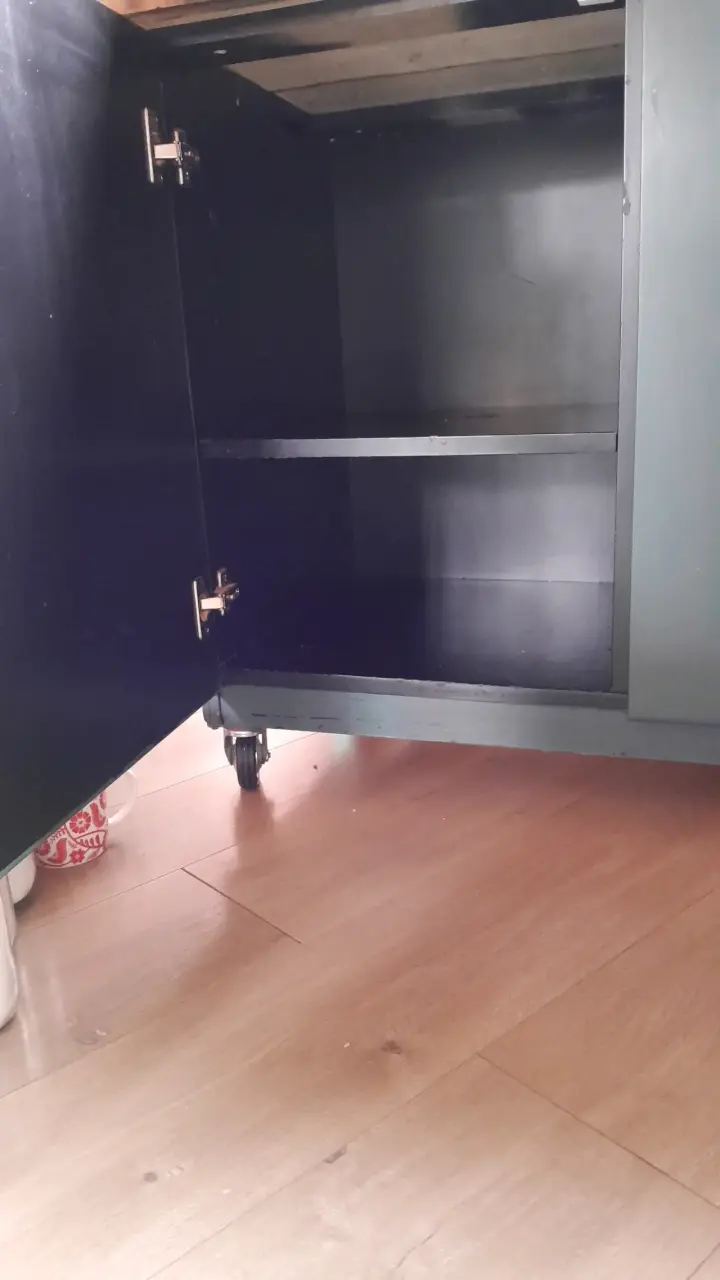 Mueble de almacenamiento con ruedas y puertas - 3