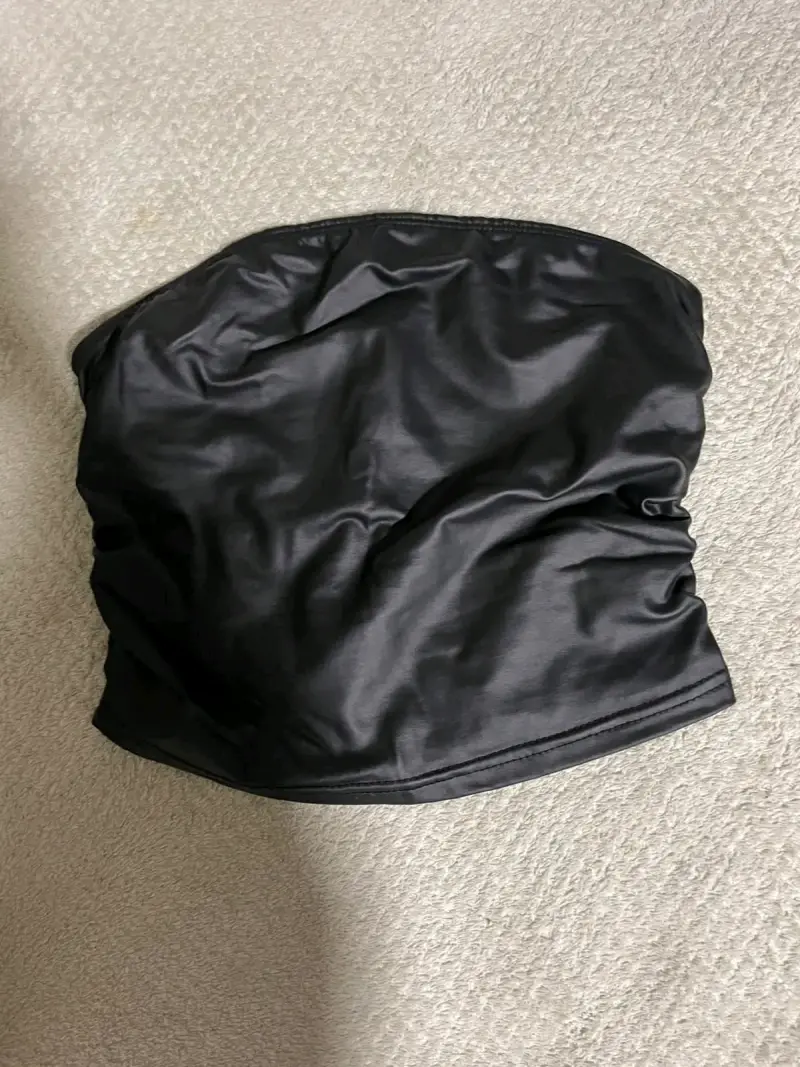 Top negro sin tirantes de cuero sintético Shein - 1