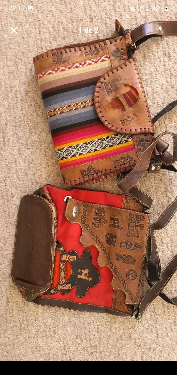 Cartera de cuero artesanal con diseño étnico
