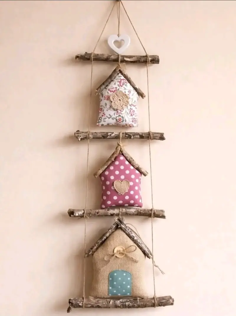 Decoración de pared con casitas de tela y madera