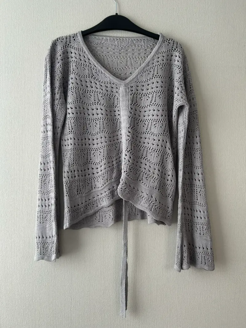Suéter de punto gris con diseño calado - 1