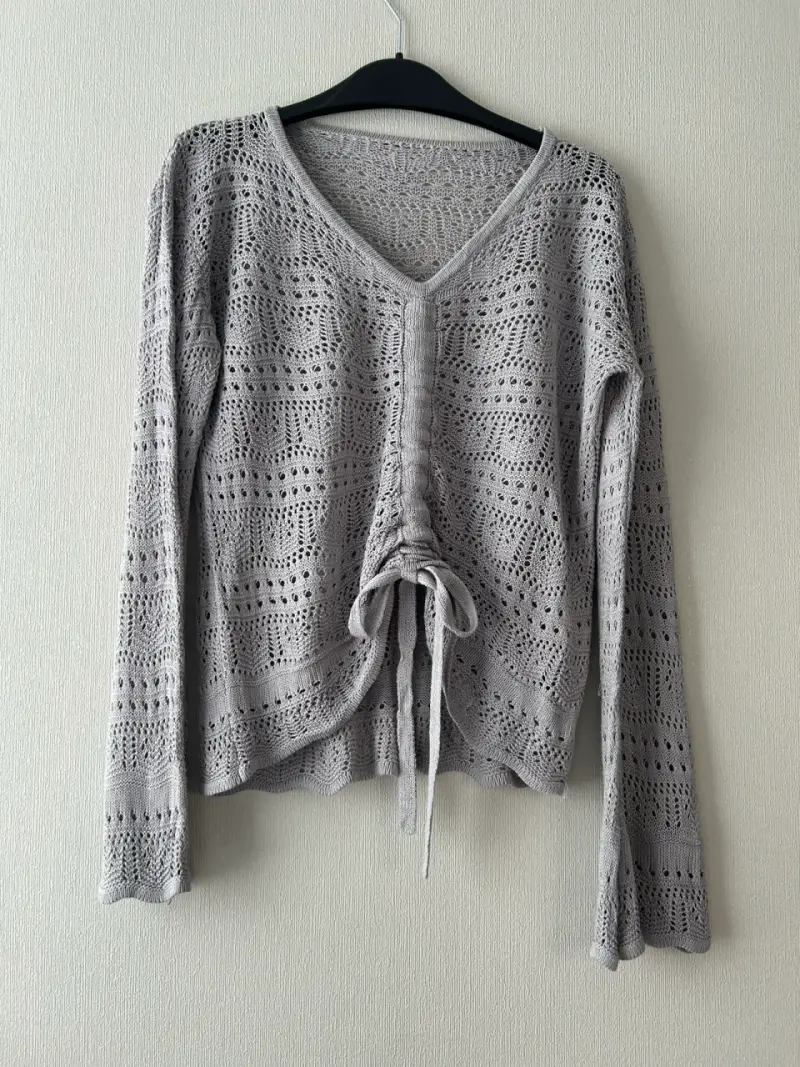 Suéter de punto gris con diseño calado - 2